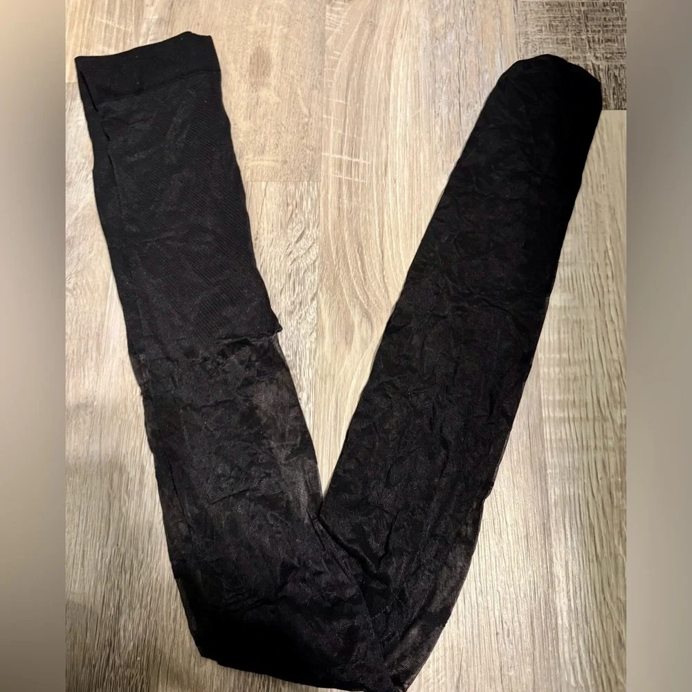 Women's black tights with a butterfly print. Sizes S-M, 20 den. Smoke-free home